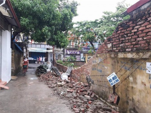 Mưa lớn làm tường đổ sập, bé trai 8 tuổi tử vong