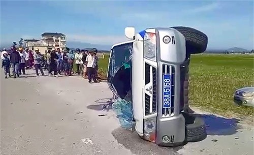 Truy đuổi xe vi phạm, xe cảnh sát bị lật giữa đường