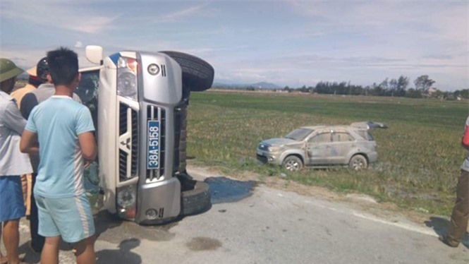 Xe vi phạm chèn ép xe cảnh sát lật nghiêng trên quốc lộ