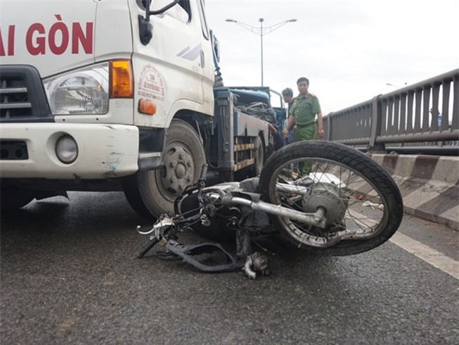 Chạy ngược chiều, người đàn ông tử nạn sau cú tông trực diện vào xe ben