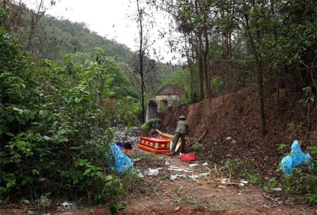 Hoảng hồn phát hiện thi thể nam giới đang phân hủy trong căn nhà hoang