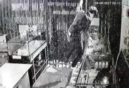 Kẻ trộm hóa "người nhện" cuỗm sạch cửa hàng điện thoại sa lưới