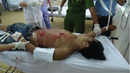 Thanh niên nghi "ngáo đá" cầm dao chống trả công an rồi tự tử