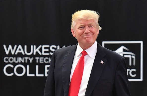 Tổng thống Trump bị kiện vì cáo buộc nhận tiền từ nước ngoài