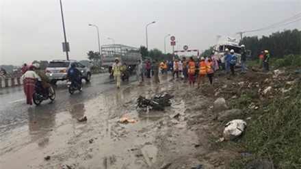 Xe container lạc tay lái tông 2 người đàn ông chết thảm