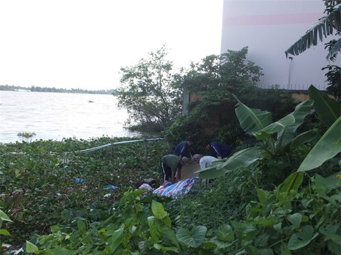 Bàng hoàng thi thể thanh niên bị trói gạch trôi sông Tiền