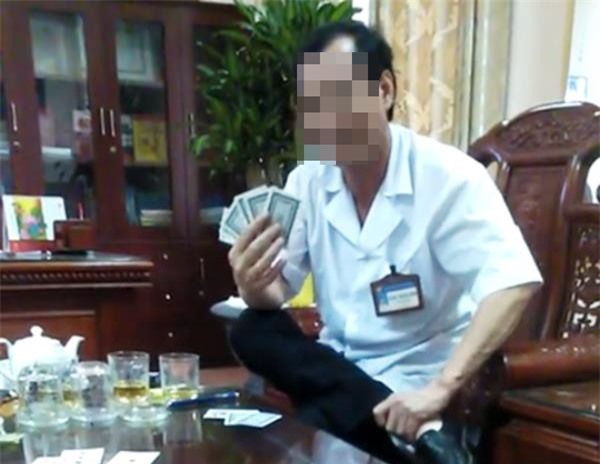 Giám đốc bệnh viện đánh bài ăn tiền bị kỷ luật