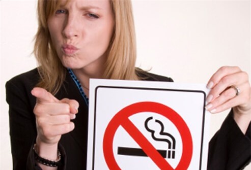 Hai hành khách lén hút thuốc trên máy bay bị cấm bay