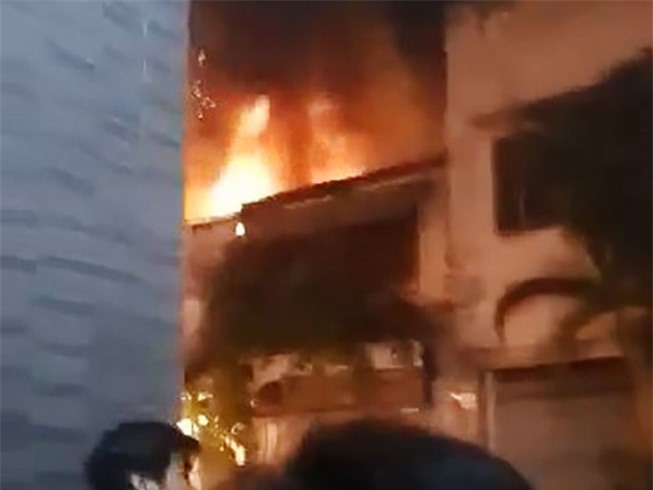 Lửa lớn bao trùm tiệm sơn, nhiều xe máy bị thiêu rụi