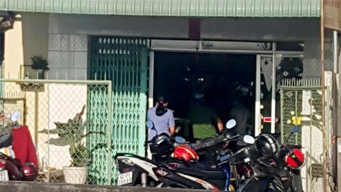 Truy bắt kẻ bịt mặt cướp tiệm vàng, chém bà chủ trọng thương