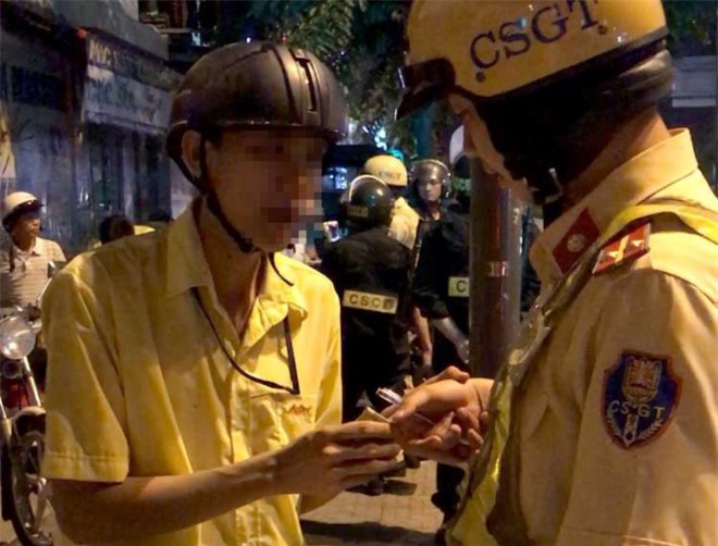 Xin bỏ qua lỗi bất thành, "ma men" dùng mũ bảo hiểm tấn công CSGT