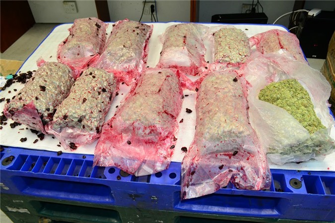 12kg cần sa "ẩn nấp" trong bịch trái cây từ Mỹ về Việt Nam