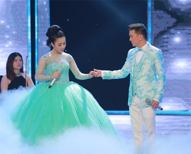 Hellen Thủy bị chê tơi tả, HLV Đàm Vĩnh Hưng phản ứng bất ngờ