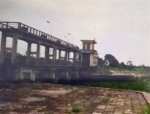 Hoảng hồn phát hiện xác người không đầu mắc vào cống nước