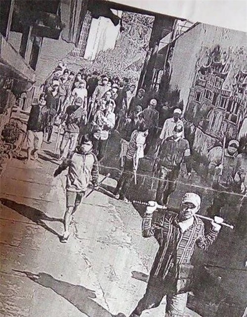 Hơn 100 côn đồ vác mã tấu tìm đối thủ trả thù