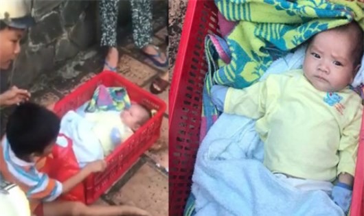 Mẹ đi đổ xăng rồi biệt tăm, 2 bé trai bị bỏ rơi trên vỉa hè