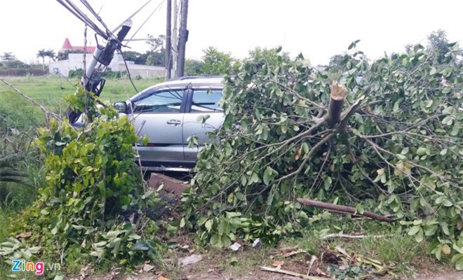 Ôtô Fortuner tông gãy trụ bê tông, 7 người thoát chết trong gang tấc
