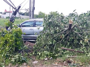 Ôtô Fortuner tông gãy trụ bê tông, 7 người thoát chết trong gang tấc