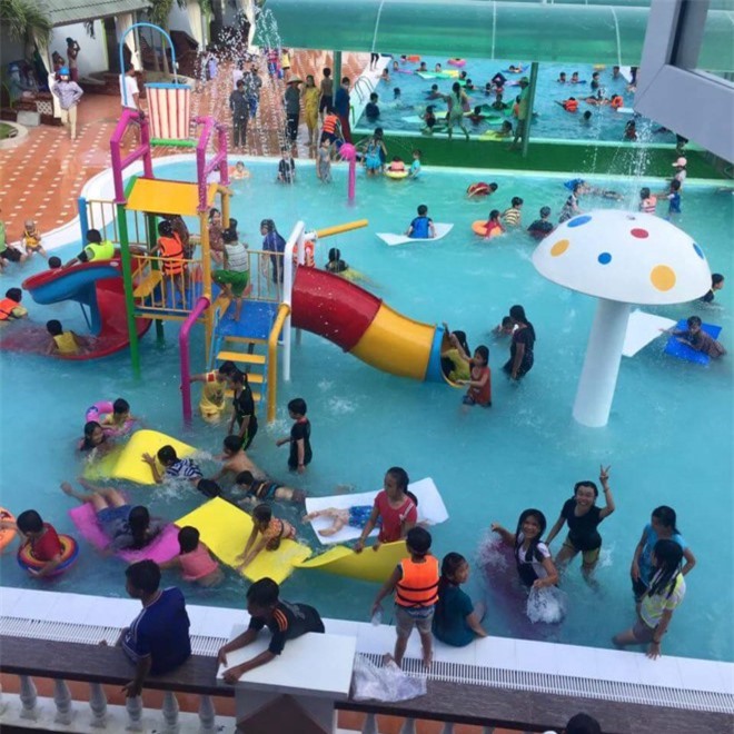 Bé trai 9 tuổi đuối nước giữa bể bơi đông người