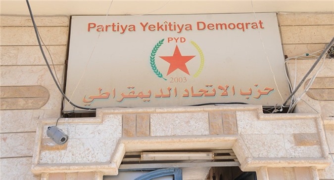 Mỹ bị tố "biếu" người Kurd ở Syria 50 xe tải chở xe bọc thép và đạn dược