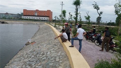 Nghệ An: Nam sinh lớp 4 đuối nước thương tâm tại hồ sinh thái