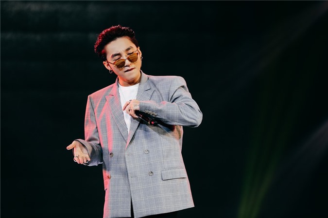 Sơn Tùng M-TP cực "ngầu" với vest thùng thình