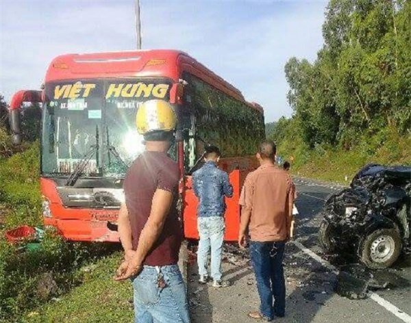 Tai nạn kinh hoàng giữa xe tải và xe khách, 4 người bị thương