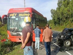 Tai nạn kinh hoàng giữa xe tải và xe khách, 4 người bị thương