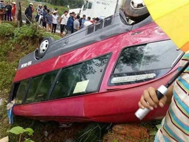 Xe khách "phơi bụng" dưới ruộng, nhiều người bị thương