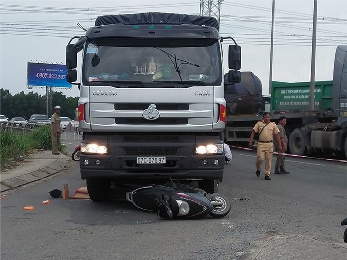 Bị xe tải cuốn vào gầm, 2 vợ chồng chết thảm