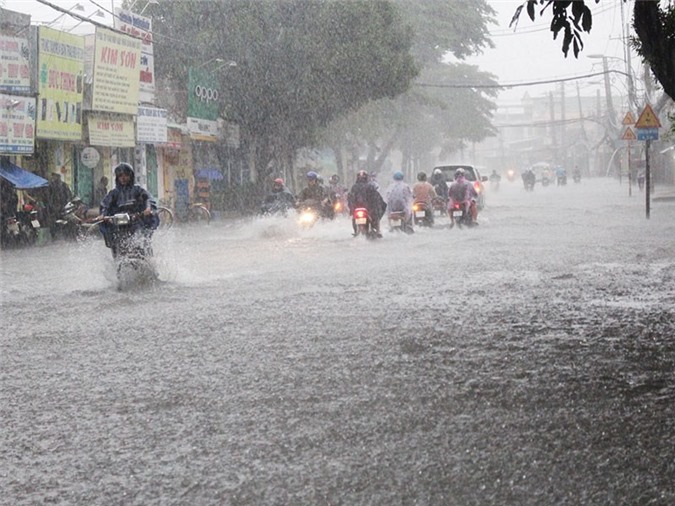 Cuộc sống người dân Sài Gòn đảo lộn sau trận mưa cuối tuần