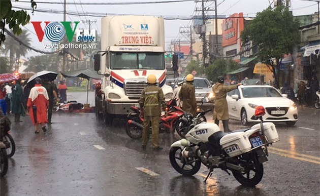 Nam thanh niên chết thảm dưới bánh xe đầu kéo