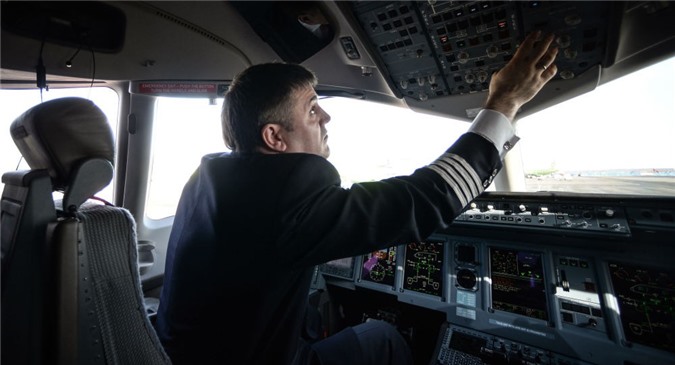 Trung Quốc bất ngờ tuyên bố ngừng tuyển dụng phi công Nga