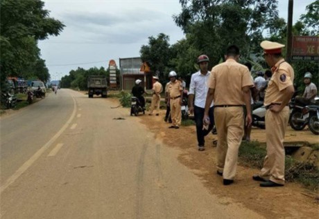 Bàng hoàng bé trai 3 tuổi bị xe cán chết giữa đường