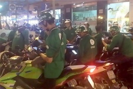Bị tát vào mặt, tài xế GrabBike rủ 40 đồng nghiệp "xử" xe ôm 