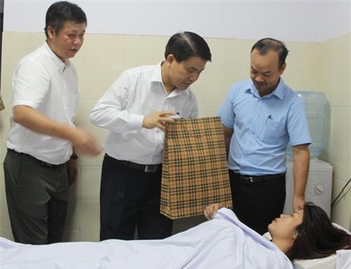 Chủ tịch Hà Nội thăm nữ công nhân môi trường bị hành hung