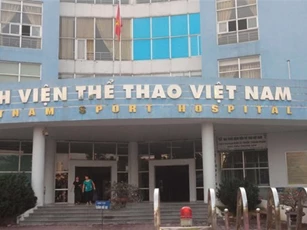 Côn đồ hành hung bác sĩ, bắt quỳ gối ngay trong bệnh viện