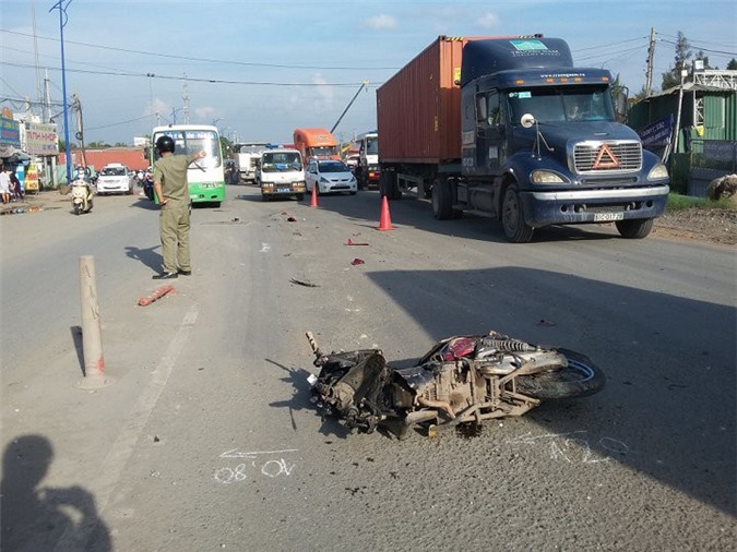 Dân bức xúc truy đuổi tài xế cán chết người rồi bỏ chạy