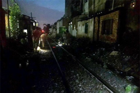 Đi tiểu cạnh đường ray, người đàn ông bị tàu cán chết thảm