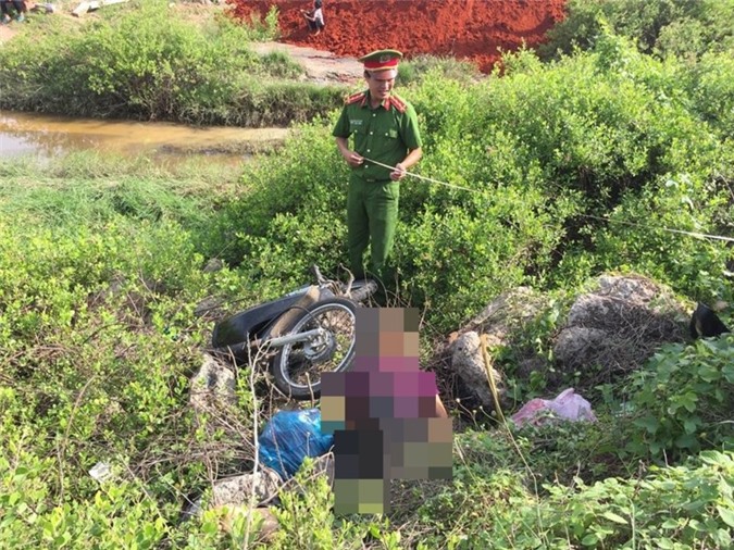 Hoảng hồn phát hiện thi thể người đàn ông chết bất thường bên lề đường