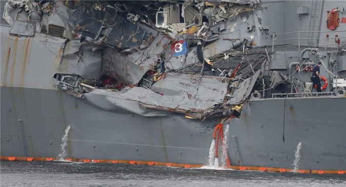 Khu trục hạm của Mỹ đơn giản là mục tiêu đầy sơ hở?