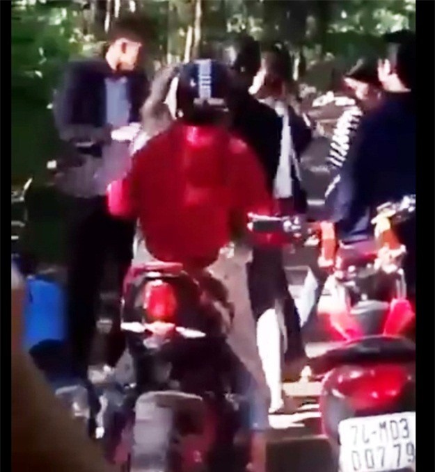 Nữ sinh lớp 9 nghi bị đánh hội đồng đến ngất xỉu