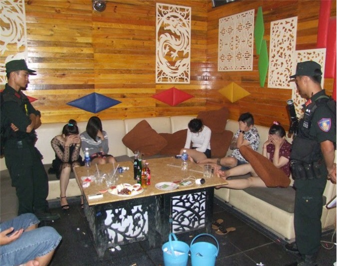 Phát hiện 25 "dân chơi" phê ma túy trong quán karaoke