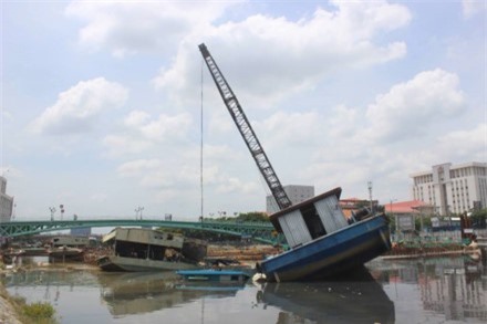 Sà lan đè chìm thuyền chở đất ở công trình chống ngập
