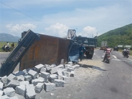 Tài xế xe khách tử vong sau cú tông kinh hoàng trên quốc lộ