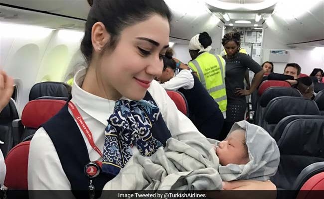 Chào đời trên máy bay, bé trai được miễn phí bay trọn đời 