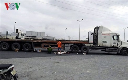 Chồng chết, vợ cùng 2 con nguy kịch sau cú va chạm xe container