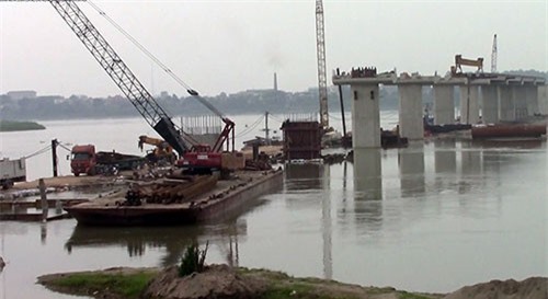 Hà Nội: đứt dây cáp cẩu dầm cầu, hai công nhân tử vong