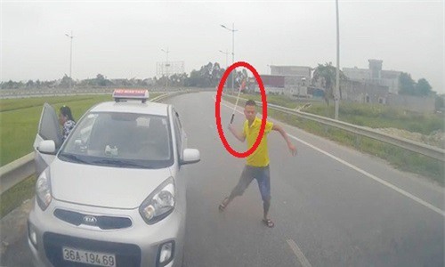Taxi chạy ngược chiều, tài xế dọa đánh người khai gì?