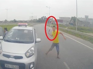 Taxi chạy ngược chiều, tài xế dọa đánh người khai gì?